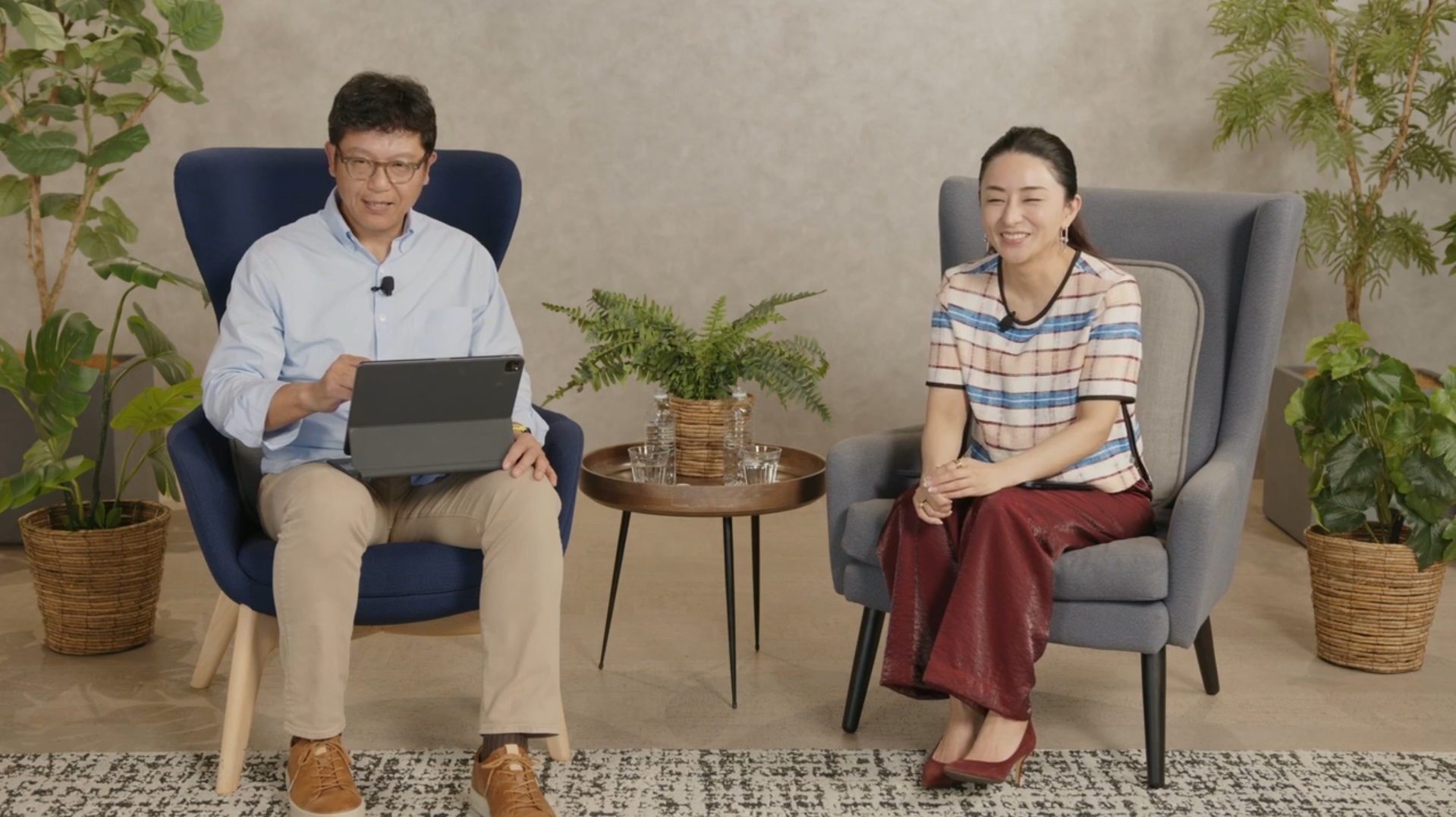 Fireside Chatで対談する経営戦略・IR担当執行役員の荒井淳一（左）と取締役常務執行役員兼COOでサステナビリティを担当する瀬名波文野（右）の様子