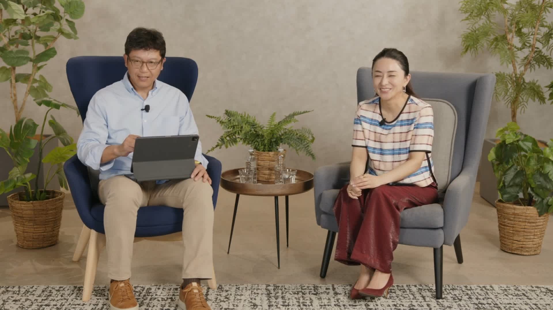 Fireside Chatで対談する経営戦略・IR担当執行役員の荒井淳一(左)と取締役常務執行役員兼COOでサステナビリティを担当する瀬名波文野(右)の様子