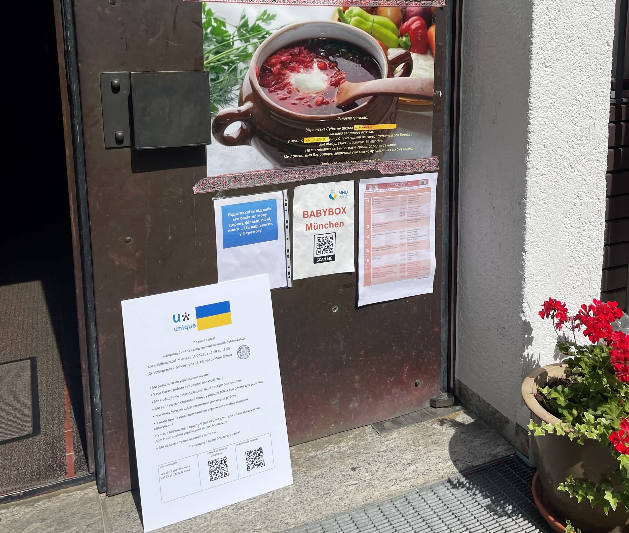 街中に置かれたUnique (RGF Staffing Germanyのサービスブランド）の掲示板