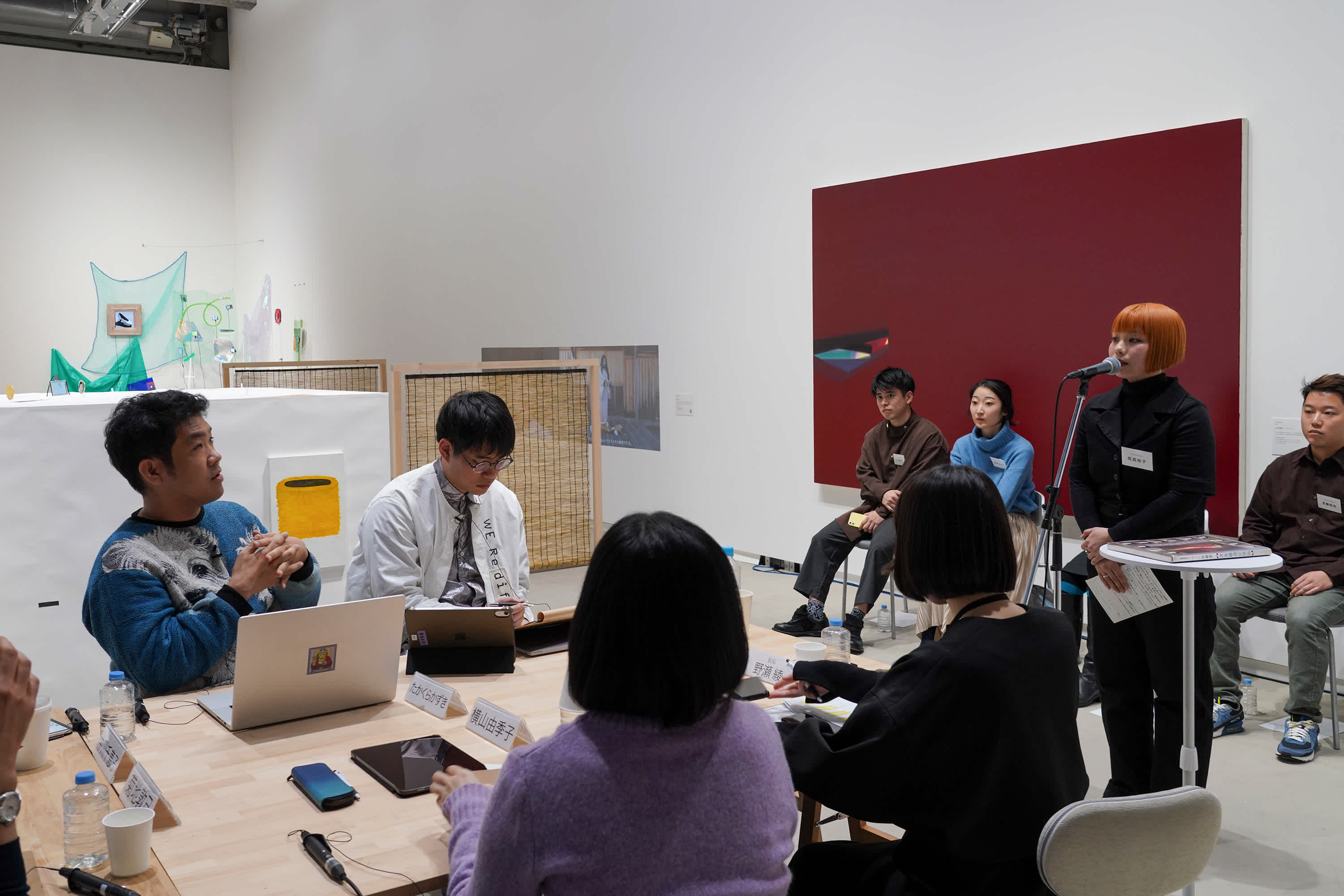 アーティストが審査員にプレゼンテーションしている様子