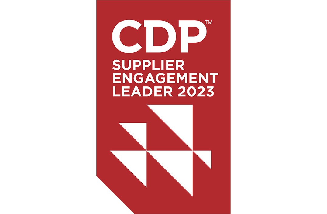 リクルートホールディングスが、2023年度「サプライヤー・エンゲージメント・リーダー」に選定されたことを示すロゴ。