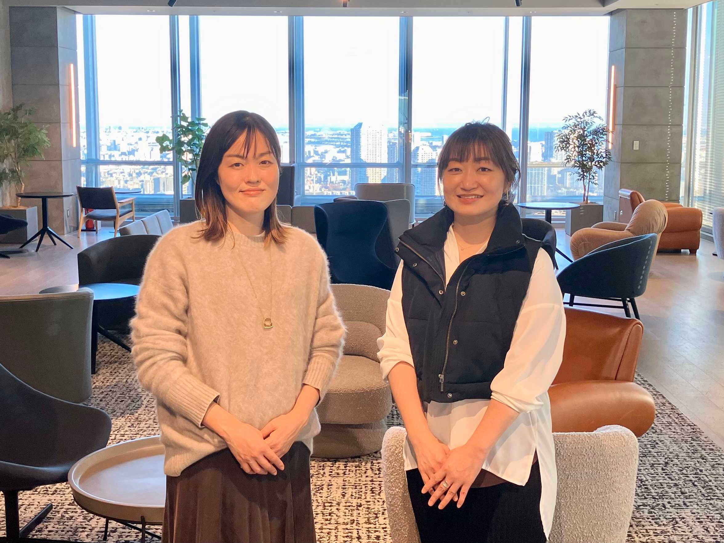 オフィスで並んで立っている太田 裕美子と越野 美倫