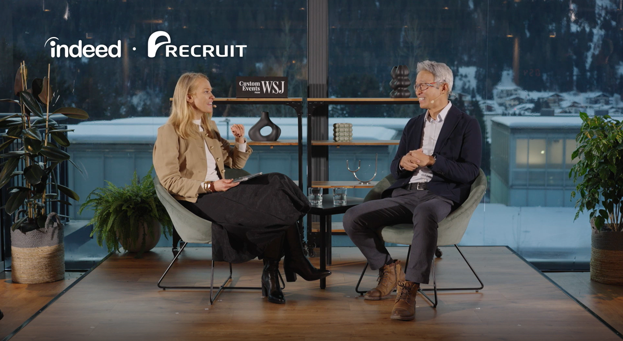 Phillippa Leighton-Jones氏と出木場 久征が椅子に座って対談している様子