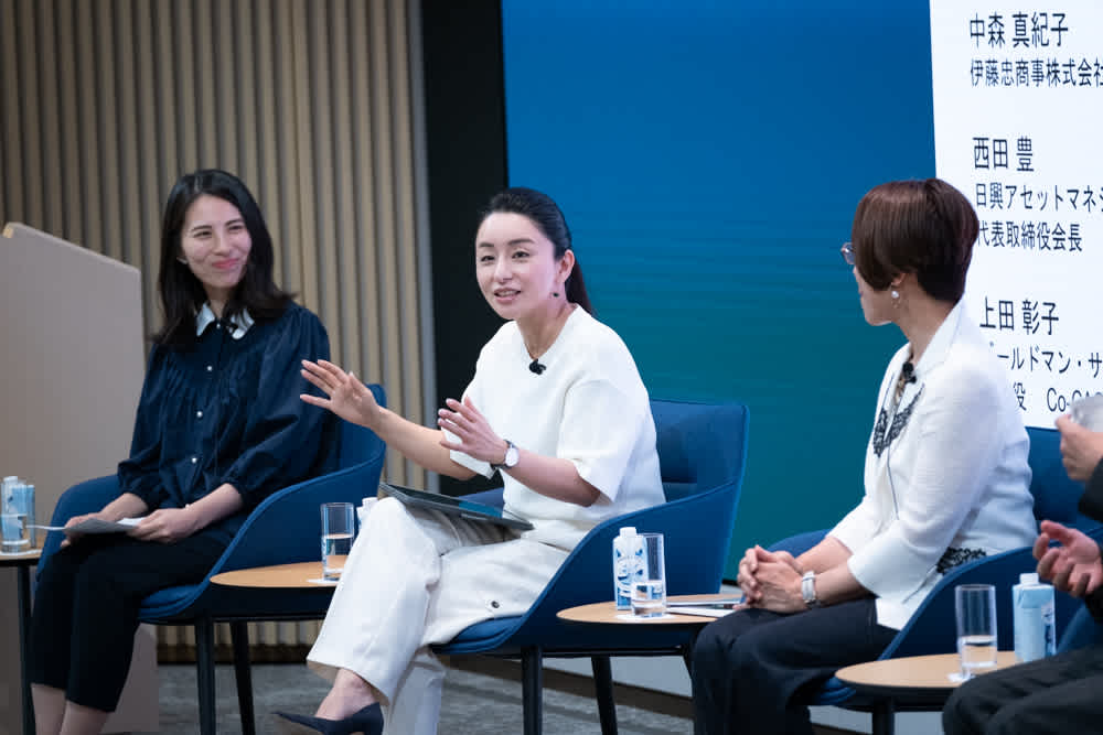 スピーカーの一人として議論に参加している瀬名波