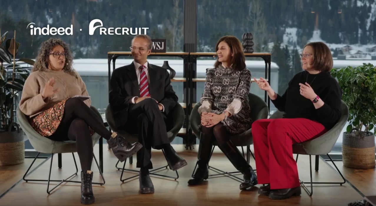 司会者1名とパネル3名が議論している様子