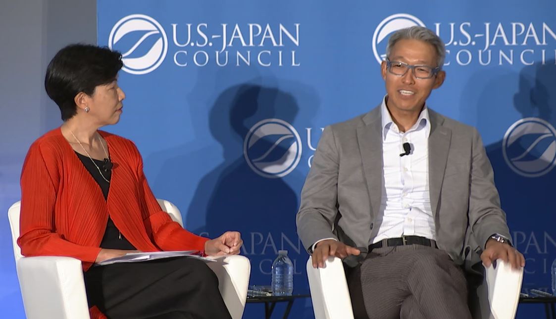 Deko having conversation with the moderator Kathy Matsui